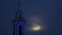 Selain di Kentucky, Amerika Serikat, fenomena Supermoon juga terlihat di langit Kota London, Senin (26/4) waktu setempat. AP Photo/Kirsty Wigglesworth.  