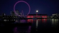 Penampakan Supermoon di tengah kerlap-kerlip lampu yang menghiasi Kota London di malam hari, Senin (26/4) waktu setempat. AP Photo/Kirsty Wigglesworth.  