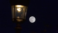 Langit Kota Paris, Prancis, pun turut menampilkan pemandangan bulan purnama besar atau Supermoon pada Senin (26/4) malam waktu setempat. Sam Tarling/Getty Images.  