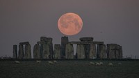 Pemandangan Stonehenge yang berada di kawasan Amesbury, Inggris, semakin memukau dengan kehadiran Supermoon, Selasa (27/4/2021). Finnbarr Webster/Getty Images.  