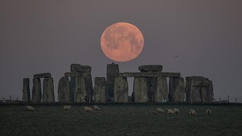 Supermoon di Stonehenge. Foto: Finnbarr Webster/Getty Images.
