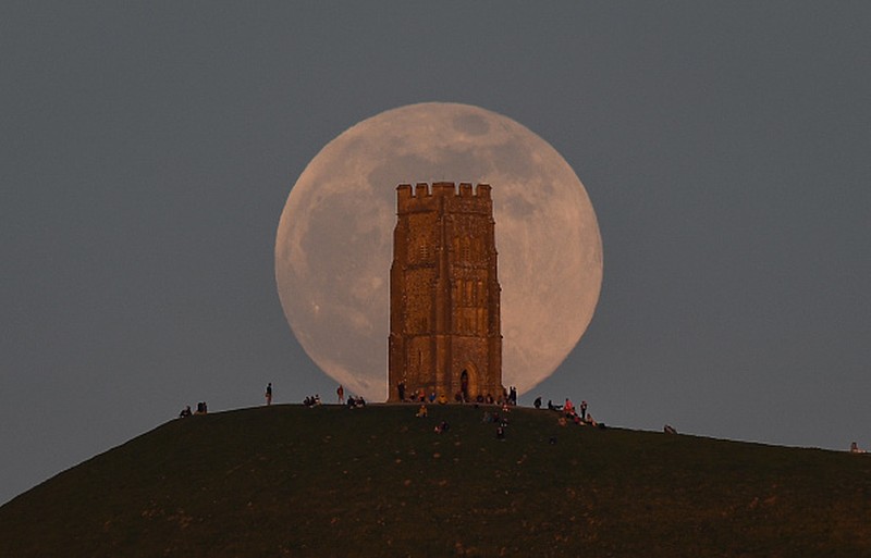 Fenomena Supermoon menghiasi langit berbagai negara dunia. Indahnya pemandangan bulan purnama besar itu diabadikan dalam jepretan kamera. Berikut Potretnya.