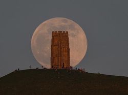Keindahan Supermoon di Berbagai Negara, Ada dari Indonesia!