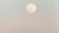 Pemandangan Menara Eiffel yang dihiasi dengan penampakan Supermoon. Sam Tarling/Getty Images.  