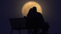 Kemunculan Supermoon di langit berbagai negara dunia ini pun menarik perhatian masyarakat. AP Photo/Charlie Riedel.