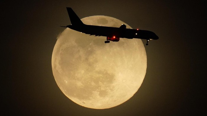 Terpukau Keindahan Supermoon di Langit Berbagai Negara Dunia Fenomena Supermoon menghiasi langit berbagai negara dunia. Indahnya pemandangan bulan purnama besar itu diabadikan dalam jepretan kamera. Berikut Potretnya.