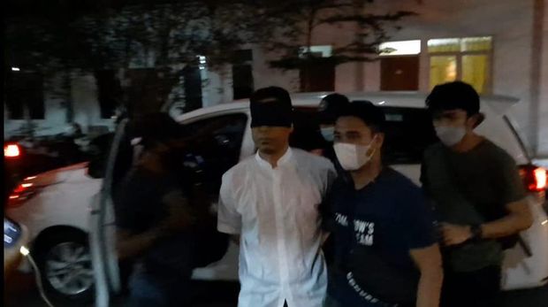 Tiba di Polda Metro Munarman Ditutup Matanya
