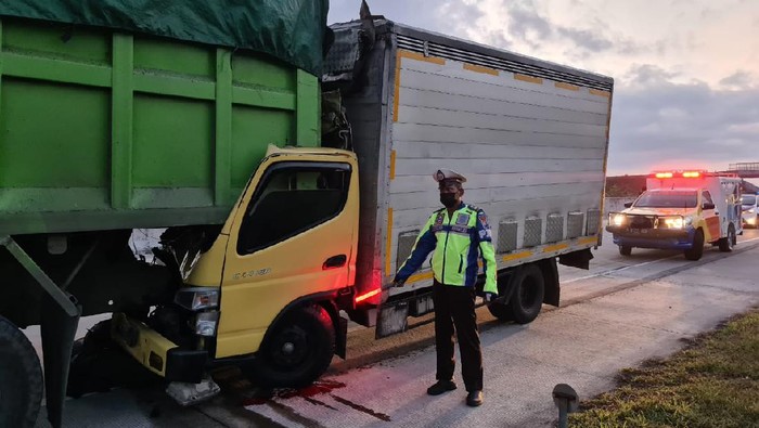 Truk Boks VS Truk Tronton di Tol Ngawi, Pengemudi Tewas
