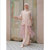 Ingin tunik yang nyaman dipakai bepergian? Item berbahan Dior Poly ini cocok jadi opsi karena diklaim bisa melonggar, tidak menerawang, dan berpotongan flowy. Item itu dijual Rp 159 ribu. Foto: Dok. Hijabenka