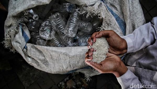 Unik! Di Sini Sampah Plastik Bisa Dipakai untuk Bayar Zakat Lho