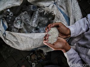 Unik! Di Sini Sampah Plastik Bisa Dipakai untuk Bayar Zakat Lho