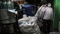 Selain dapat membantu warga kurang mampu yang ingin menunaikan zakat fitrah di bulan Ramadhan, program membayar zakat dengan menukarkan sampah plastik ini pun diharapkan mampu meningkatkan kesadaran masyarakat akan pentingnya menjaga lingkungan.