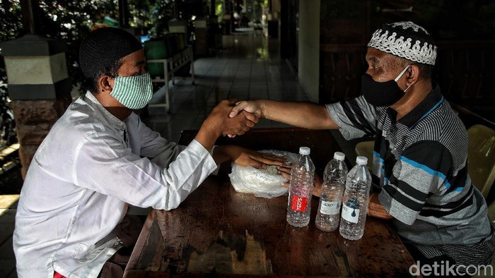 Zakat fitrah jadi kewajiban yang harus ditunaikan umat Islam jelang Lebaran. Di Koja, Jakut, warga dapat bayar zakat dengan tukarkan sampah plastik. Kok bisa?
