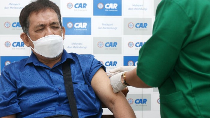 Vaksinasi untuk Lansia terus dilakukan di Jakarta. Kali ini vaksinasi dilakukan CAR Life Insurance bersama Otoritas Jasa Keuangan (OJK).