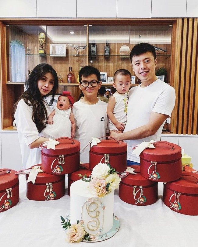 Bersama Novita, Vincent juga dikaruniai dua anak. Inilah potret mereka saat bersama. (Foto: Instagram/@vincentraditya)