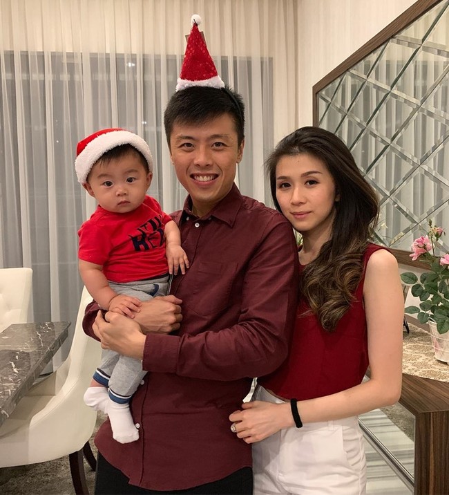 Saat merayakan Hari Natal, mereka kompak berbusana serba merah. Vincent menggendong anaknya yang menggemaskan. (Foto: Instagram/@vincentraditya)