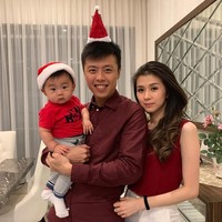 Saat merayakan Hari Natal, mereka kompak berbusana serba merah. Vincent menggendong anaknya yang menggemaskan. (Foto: Instagram/@vincentraditya)
