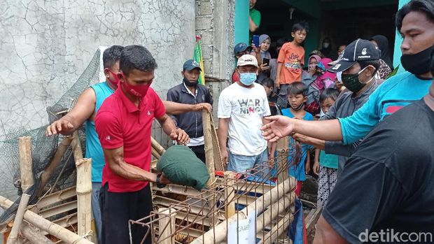 Warga heboh ingin lihat babi ngepet di Depok (Sachril/detikcom)