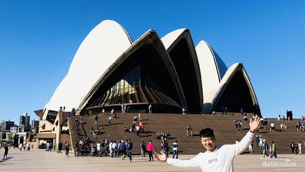 Foto: Narsis Dulu di Depan Destinasi Wisata Terkenal Australia