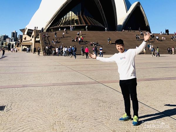 Foto: Narsis Dulu di Depan Destinasi Wisata Terkenal Australia