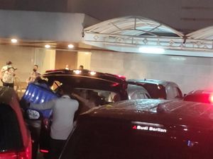 KPK Bawa Dua Koper Usai Geledah Rumah Azis Syamsuddin