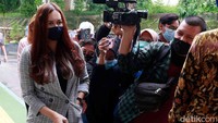 Datang ke Pengadilan Agama Jakarta Selatan pada Rabu (28/4/2021), Aura Kasih tampak berambut coklat kemerahan. (Foto: Noel/detikcom) 