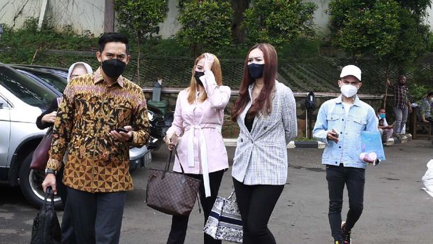 Aura Kasih resmi cerai