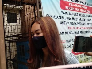 Aura Kasih Jalani Sidang Cerai Perdana