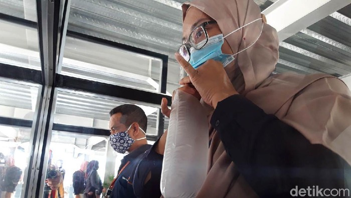 Bandara Adi Soemarmo, Boyolali menggelar uji coba penggunaan GeNose. Alat tes untuk deteksi virus Corona ini akan resmi diterapkan di bandara Adi Soemarmo mulai Kamis (29/4/2021) besok.