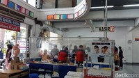 Bagian kasirnya diberi tirai plastik yang sesuai dengan protokol kesehatan. (Bonauli/detikcom)