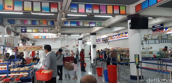 Ada yang sibuk memilih wingko, yang lainnya mencari-cari keripik kering untuk camilan. (Bonauli/detikcom) Ada yang sibuk memilih wingko, yang lainnya mencari-cari keripik kering untuk camilan. (Bonauli/detikcom)