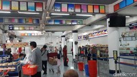 Ada yang sibuk memilih wingko, yang lainnya mencari-cari keripik kering untuk camilan. (Bonauli/detikcom)