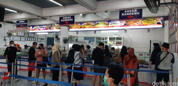 Bandeng Juwana Elrina menjadi salah satu tempat yang sering dikunjungi oleh artis. (Bonauli/detikcom) Bandeng Juwana Elrina menjadi salah satu tempat yang sering dikunjungi oleh artis. (Bonauli/detikcom)