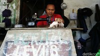 Biaya untuk sekali permak pekaian tergantung dari tingkat kesulitan.