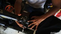 Hampir setiap hari para penjahit tersebut kebanjiran order. 