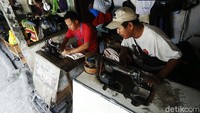 Penjahit tampak sibuk melakukan permak pakaian. Di kawasan tersebut terdapat sejumlah penjahit yang melayani jasa permak pakaian.