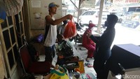 Masyarakat menggunakan jasa vermak ini untuk mengecilkan celana maupun pakaian sesuai dengan ukuran tubuh.