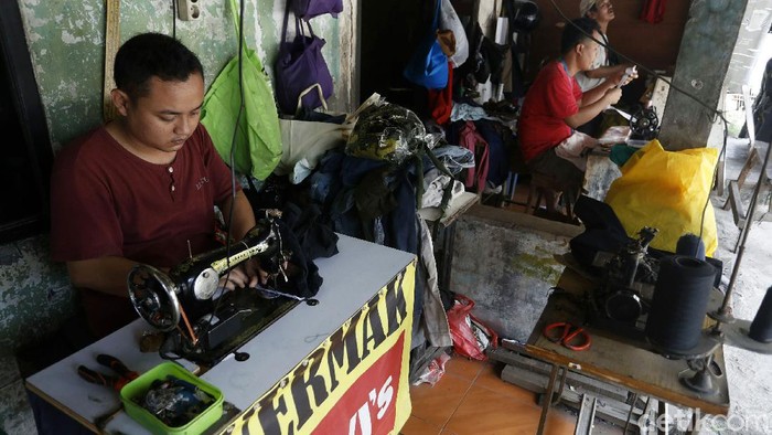 Berkah Ramadhan, Jasa Permak Pakaian di Bogor Kebanjiran Order Meski di masa pandemi Corona, order permak pakaian di bulan suci Ramadhan saat ini masih diburu warga. Seperti ramainya orderan penjahit permak di Jalan Letda Natsir, Kabupaten Bogor, Rabu (28/04/2021).