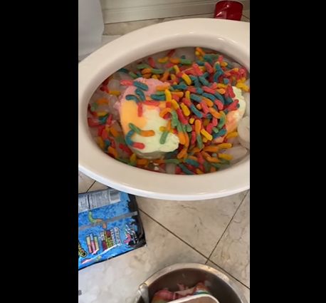 bikin es campur di dalam wc
