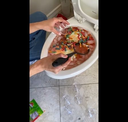bikin es campur di dalam wc