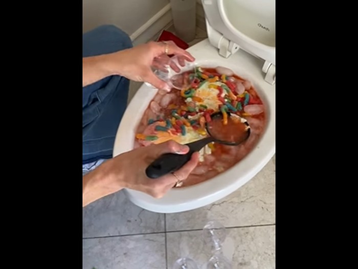 bikin es campur di dalam wc