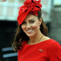 Bros berwarna emas ini mengandung dua siluet lumba-lumba dan mahkota di tengahnya. Pertamakali diperkenalkan pada 1972 oleh Royal Navy dan biasanya dipakai saat bertugas. Bagi keluarga kerajaan, mengenakannya merupakan sebuah tanda penghormatan. Foto: dok. Getty Images