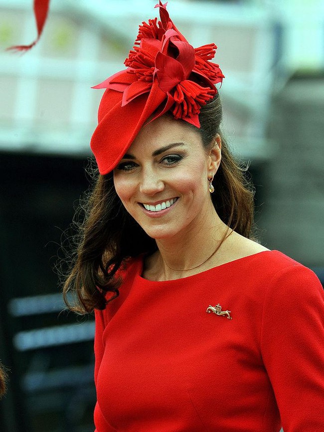 Bros berwarna emas ini mengandung dua siluet lumba-lumba dan mahkota di tengahnya. Pertamakali diperkenalkan pada 1972 oleh Royal Navy dan biasanya dipakai saat bertugas. Bagi keluarga kerajaan, mengenakannya merupakan sebuah tanda penghormatan. Foto: dok. Getty Images