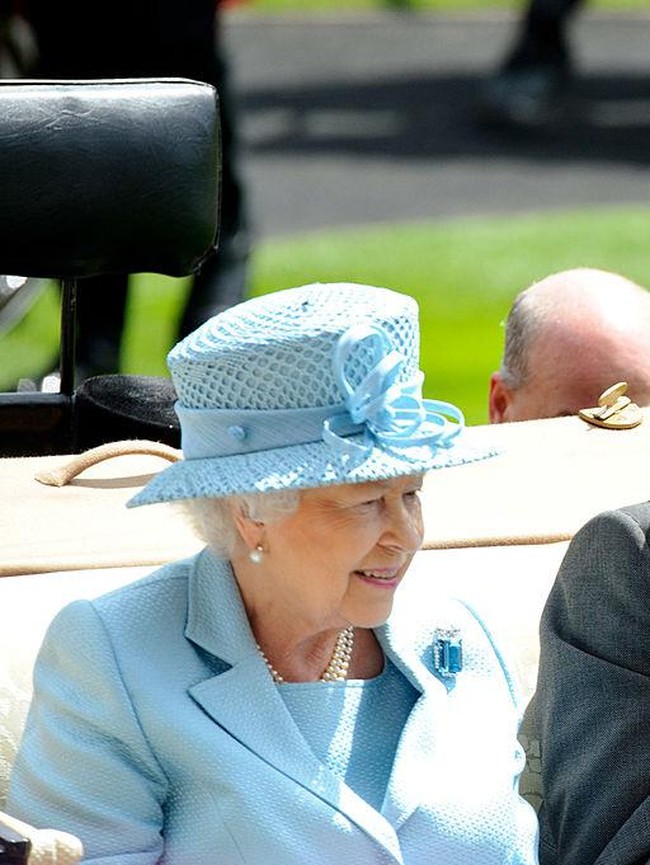 Bros dengan berlian Aquamarine ini diterima Ratu Elizabeth II dari presiden dan rakyat Brasil. Dikatakan bahwa Sang Ratu sangat menyukai jenis batu berlian tersebut sehingga dia punya satu set perhiasan seperti kalung dan mahkota. Foto: dok. Getty Images