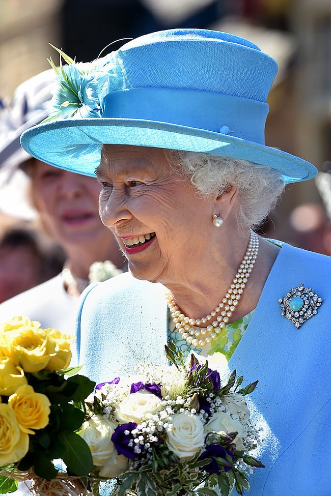 Bros berbatu biru dengan hiasan berlian di pinggirannya ini merupakan hadiah Raja Edwarf VII untuk putrinya Mary of Teck. Ia pun menyimpannya hingga wafat pada 1953 dan mewariskannya ke Ratu Elizabeth II. Foto: dok. Getty Images