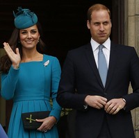 Bros berbentuk daun pakis ini merupakan kado Natal yang dihadiahkan Lady Allum, istri Sir John Allum yang merupakan Wali Kota Auckland, New Zealand. Sejak itu setiap kali ada keluarga kerajaan yang berkunjung resmi ke New Zealand akan memakai bros tersebut. Foto: dok. Getty Images