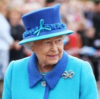 Bros berbentuk pita dengan taburan berlian ini awalnya milik Ratu Victoria dan diturunkan ke Ratu Elizabeth II. Dia mengenakannya hanya saat momen spesial, khususnya ketika perayaan sebagai pemegang monarki terlama dalam sejarah Kerajaan Inggris pada September 2015. Foto: dok. Getty Images