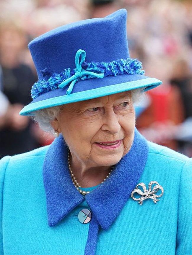 Bros berbentuk pita dengan taburan berlian ini awalnya milik Ratu Victoria dan diturunkan ke Ratu Elizabeth II. Dia mengenakannya hanya saat momen spesial, khususnya ketika perayaan sebagai pemegang monarki terlama dalam sejarah Kerajaan Inggris pada September 2015. Foto: dok. Getty Images