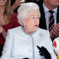 Dihiasi berlian besar bentuk hati, bros ini termasuk koleksi Ratu Elizabeth II yang paling menonjol. Pemilik pertamanya adalah Mary of Teck, nenek Ratu Elizabeth II. Foto: dok. Getty Images