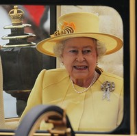 Satu lagi bros pemberian nenek Ratu Elizabeth II, Ratu Mary. Bentuk simpul menyerupai pita merupakan simbol dari cinta sejati. Foto: dok. Sean Gallup/Getty Images